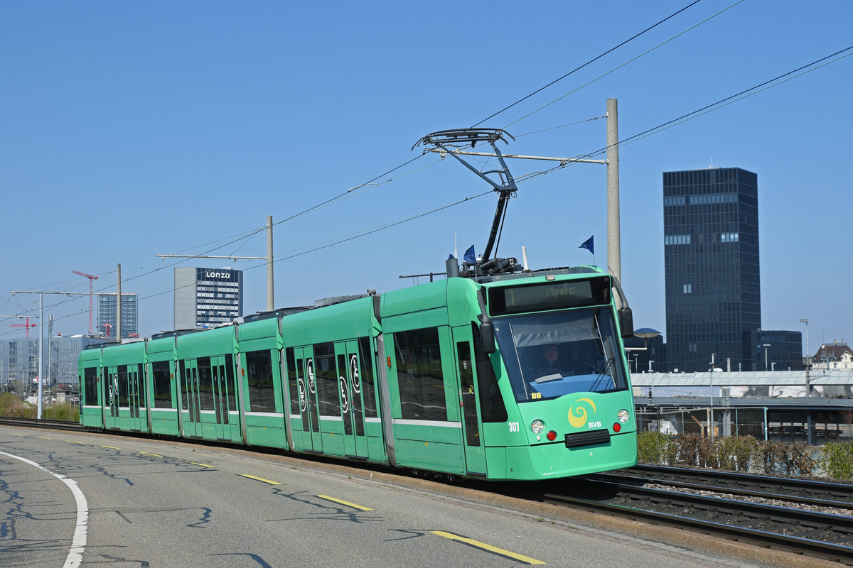 Wegen Bauarbeiten am Bahnhof SBB werden diverse Linien umgeleitet oder verlängert. Hier fährt der Be 6/8 Combino 301, auf der Linie 1, zur Endstation M-Parc. Die Aufnahme stammt vom 29.03.2019.