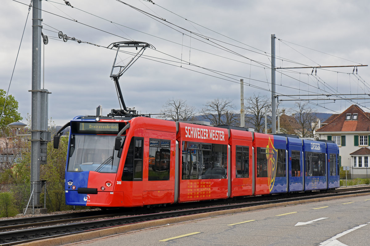 Wegen Bauarbeiten am Bahnhof SBB werden diverse Linien umgeleitet oder verlängert. Hier fährt der Be 6/8 Combino 306 FC Basel, auf der Linie 1, zur Haltestelle Münchensteinerbrücke. Die Aufnahme stammt vom 07.04.2019.
