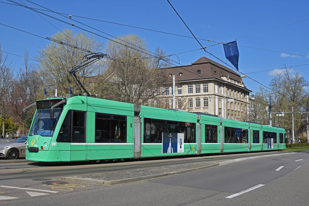 Wegen Bauarbeiten am Bahnhof SBB werden diverse Linien umgeleitet oder verlängert. Hier fährt der Be 6/8 Combino 301, auf der Linie 1, zur Haltestelle am Bahnhof SBB Richtung Peter Merian. Die Aufnahme stammt vom 28.03.2019.