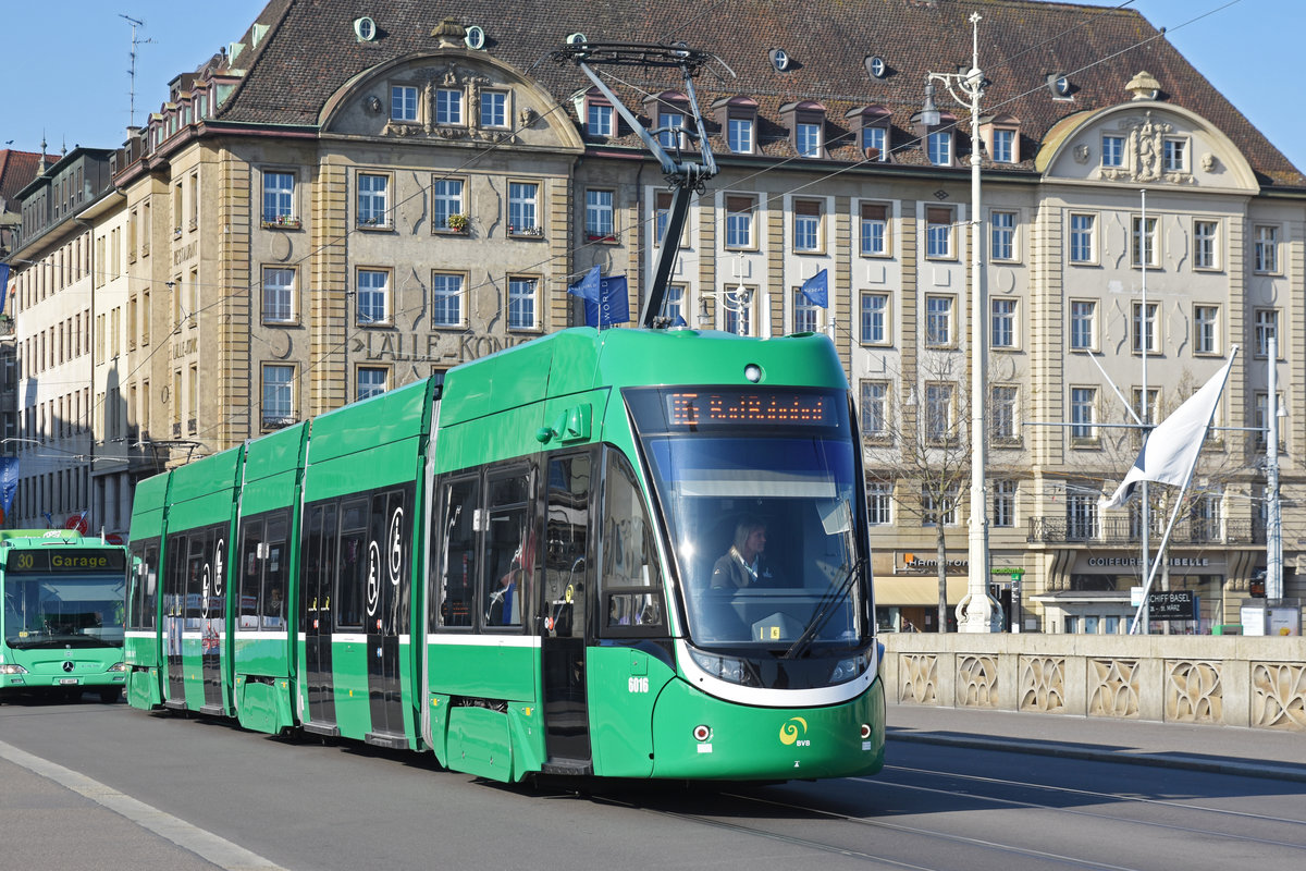 Wegen Bauarbeiten am Bahnhof SBB werden diverse Linien umgeleitet oder verlängert. Hier überquert der Be 4/6 6016, auf der Linie 16, die Mittlere Rheinbrücke Richtung badischer Bahnhof. Die Aufnahme stammt vom 28.03.2019.