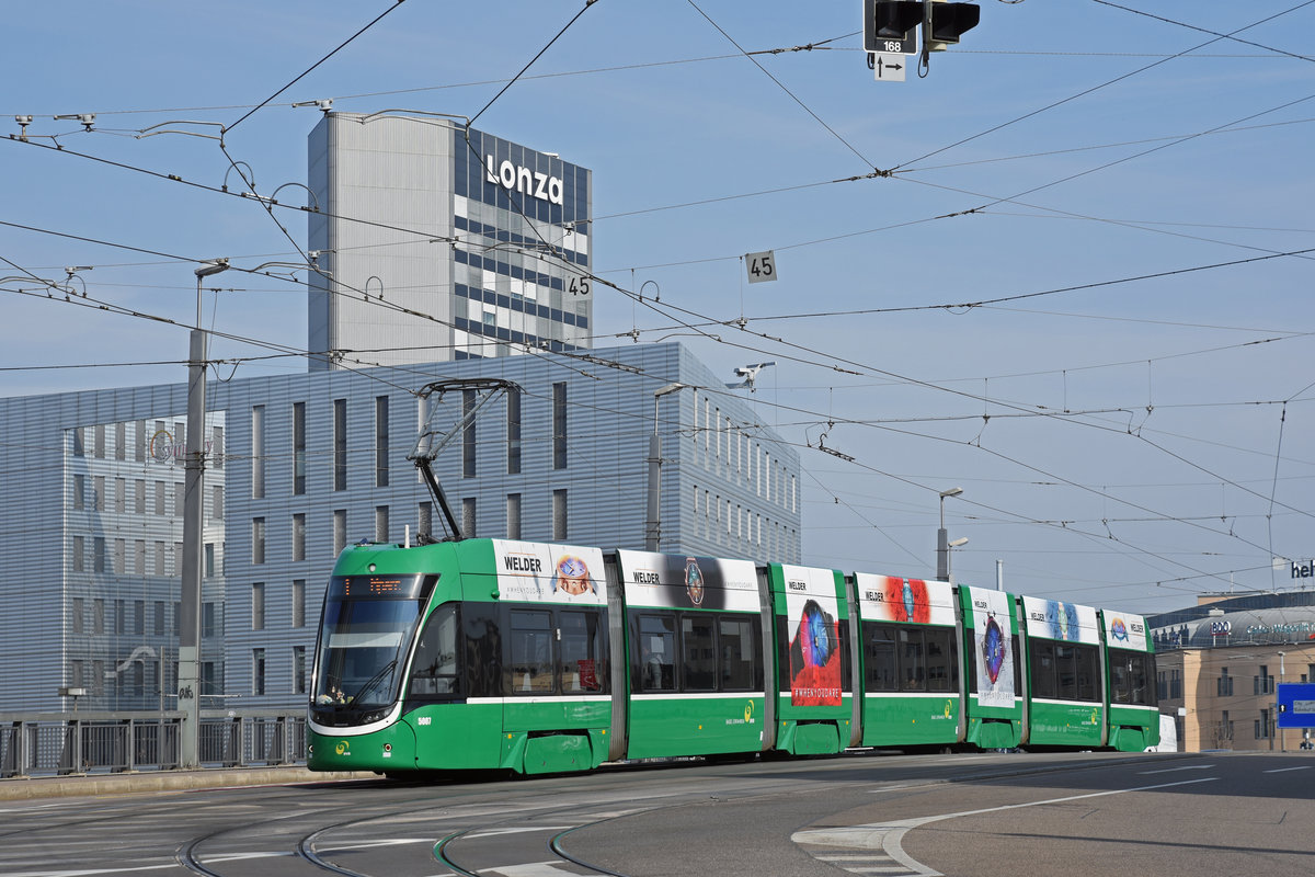 Wegen Bauarbeiten am Bahnhof SBB werden diverse Linien umgeleitet oder verlängert. Hier überquert der Be 6/8 Flexity 5007, auf der Linie 1, die Münchensteinerbrücke. Die Aufnahme stammt vom 02.04.2019.