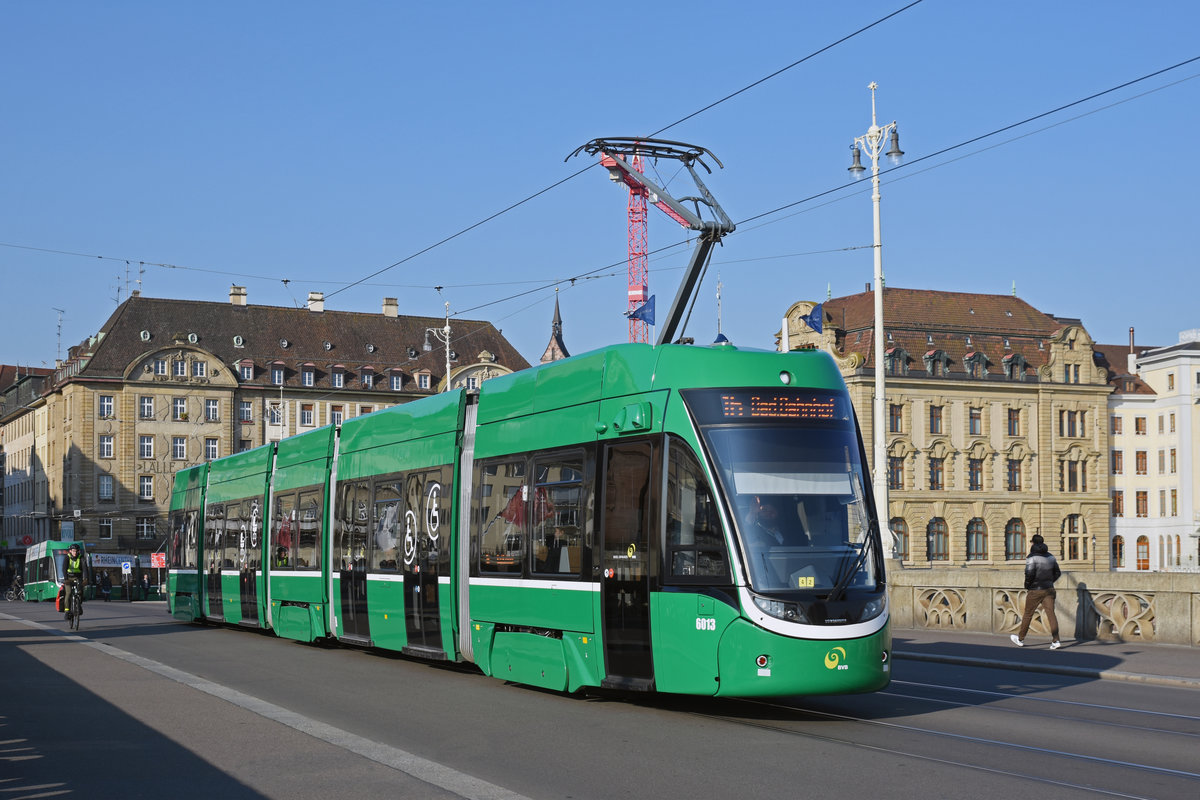 Wegen Bauarbeiten am Bahnhof SBB werden diverse Linien umgeleitet oder verlängert. Hier überquert der Be 4/6 6013, auf der Linie 16, die Mittlere Rheinbrücke Richtung badischer Bahnhof. Die Aufnahme stammt vom 29.03.2019.