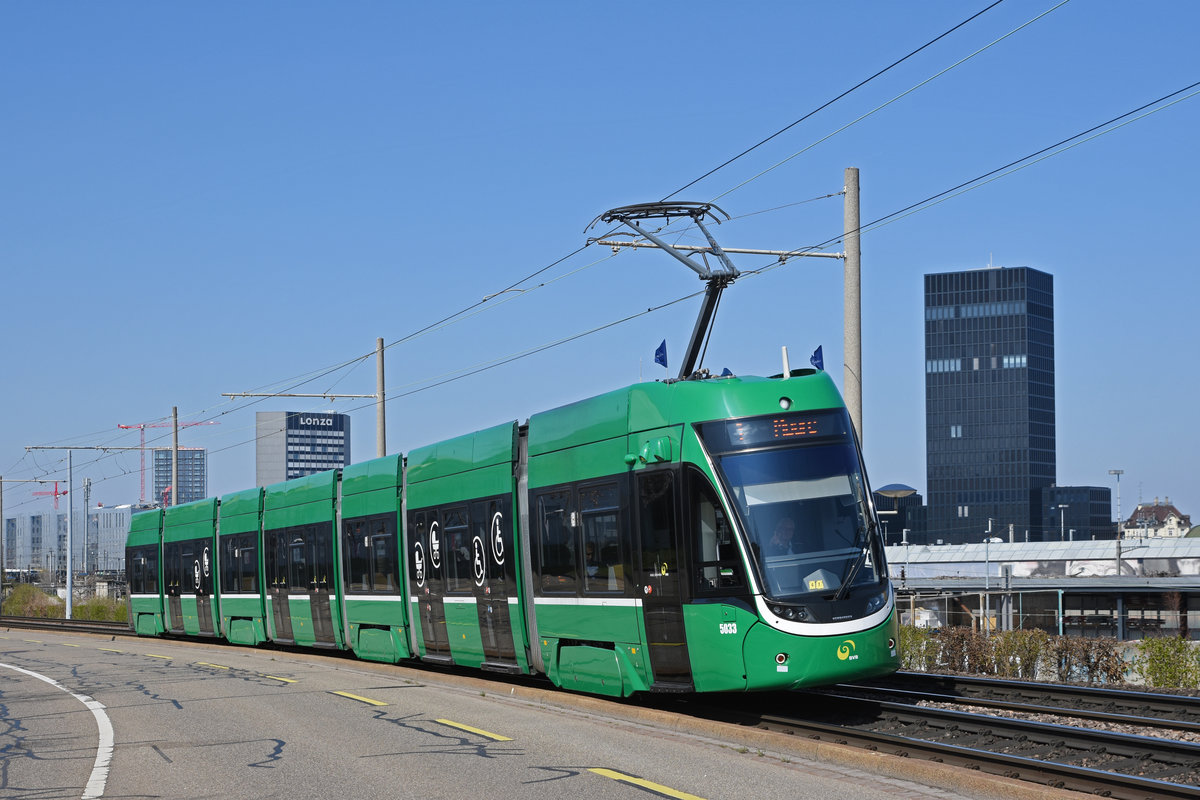 Wegen Bauarbeiten am Bahnhof SBB werden diverse Linien umgeleitet oder verlängert. Hier fährt der Be 6/8 Flexity 5033, auf der Linie 1, zur Endstation M-Parc. Die Aufnahme stammt vom 29.03.2019.