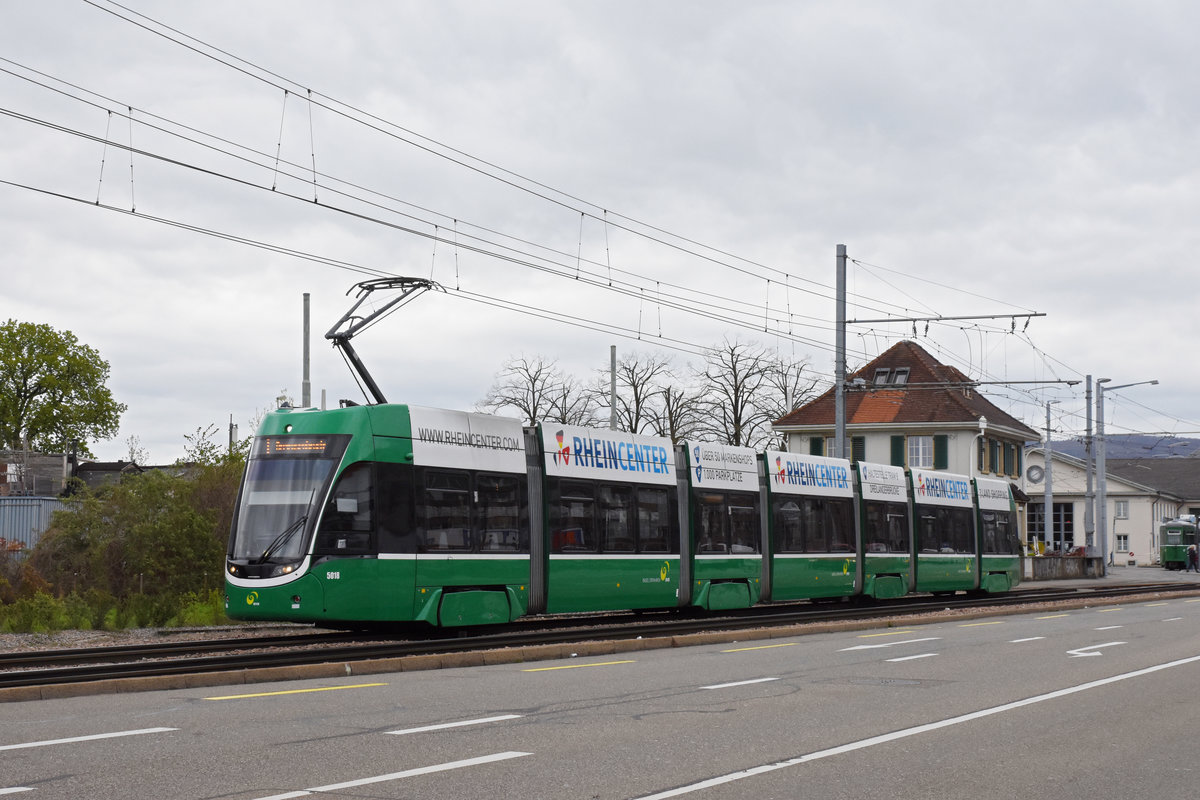 Wegen Bauarbeiten am Bahnhof SBB werden diverse Linien umgeleitet oder verlängert. Hier fährt der Be 6/8 Flexity 5018, auf der Linie 1, zur Haltestelle Münchensteinerstrasse. Die Aufnahme stammt vom 07.04.2019.