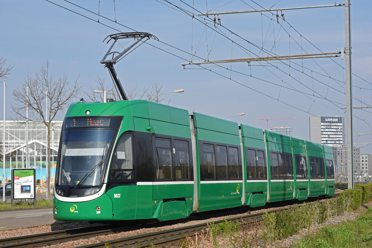Wegen Bauarbeiten am Bahnhof SBB werden diverse Linien umgeleitet oder verlängert. Hier fährt der Be 6/8 Flexity 5022, auf der Linie 1, zur Endstation M-Parc. Die Aufnahme stammt vom 02.04.2019.