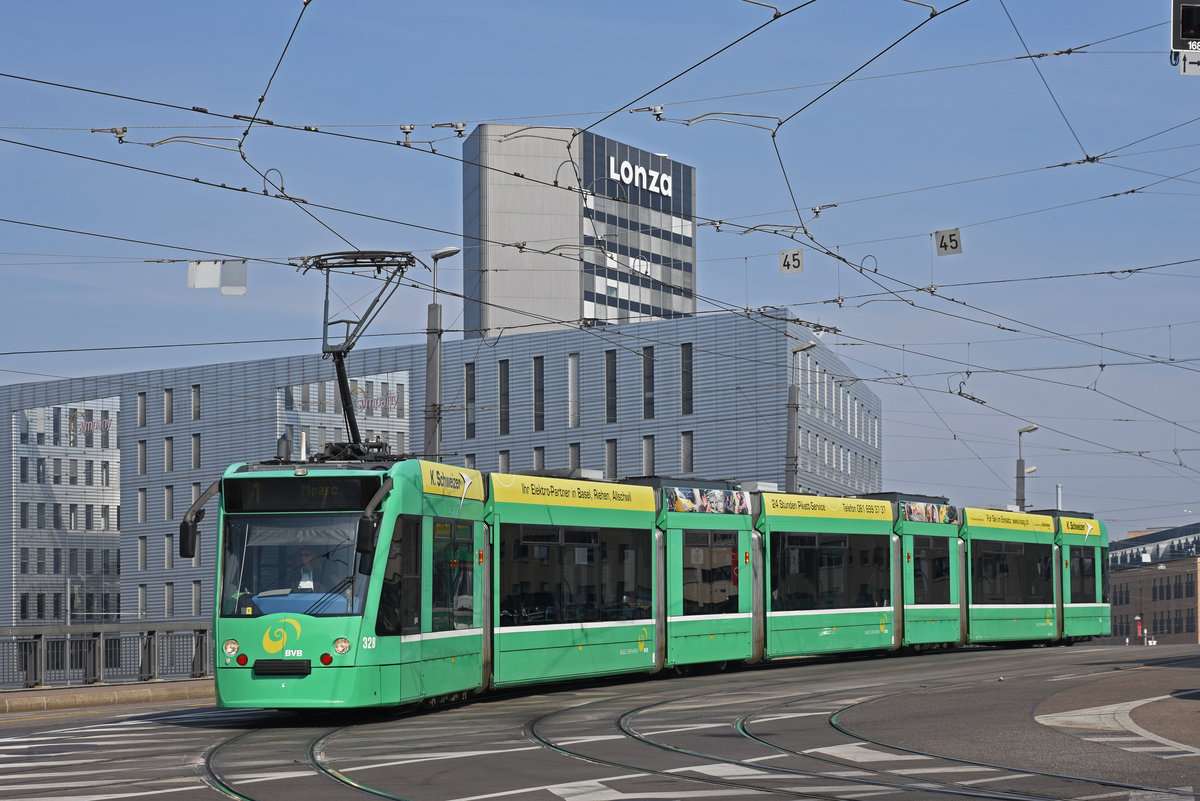 Wegen Bauarbeiten am Bahnhof SBB werden diverse Linien umgeleitet oder verlängert. Hier überquert der Be 6/8 Combino 328, auf der Linie 1, die Münchensteinerbrücke. Die Aufnahme stammt vom 02.04.2019.