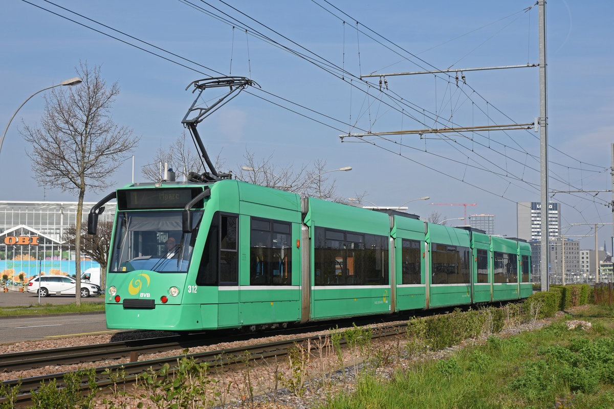 Wegen Bauarbeiten am Bahnhof SBB werden diverse Linien umgeleitet oder verlängert. Hier fährt der Be 6/8 Combino 312, auf der Linie 1, zur Endstation M-Parc. Die Aufnahme stammt vom 02.04.2019.
