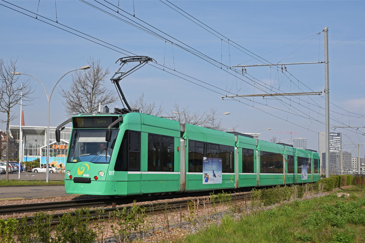 Wegen Bauarbeiten am Bahnhof SBB werden diverse Linien umgeleitet oder verlängert. Hier fährt der Be 6/8 Combino 317, auf der Linie 1, zur Endstation M-Parc. Die Aufnahme stammt vom 02.04.2019.