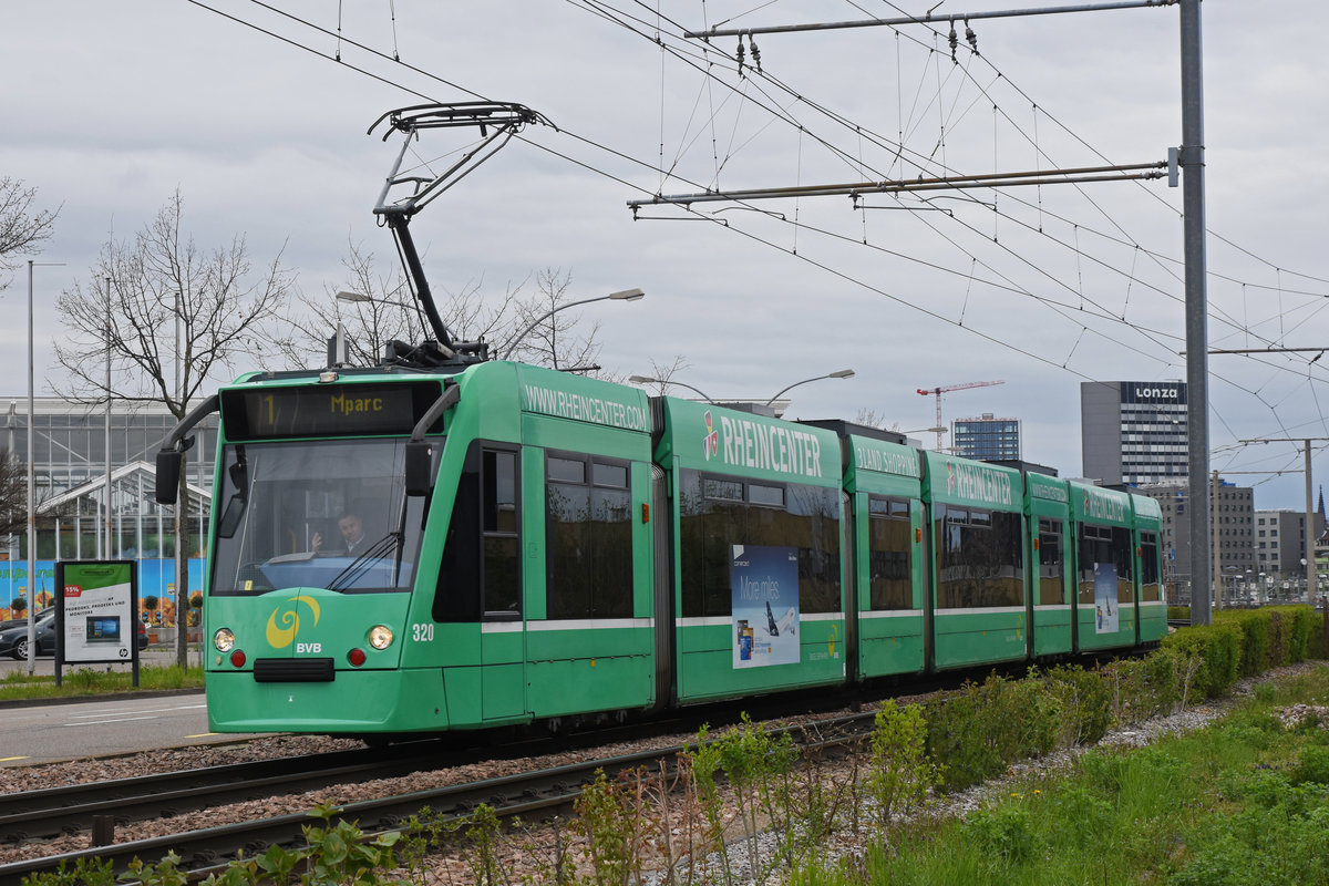 Wegen Bauarbeiten am Bahnhof SBB werden diverse Linien umgeleitet oder verlängert. Hier fährt der Be 6/8 Combino 320, auf der Linie 1, zur Endstation M-Parc. Die Aufnahme stammt vom 07.04.2019.