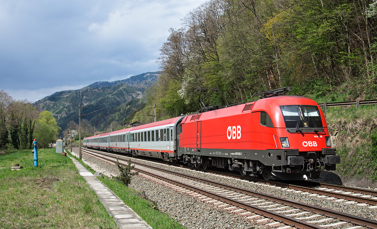 Wegen den Bauarbeiten am Semmering gibt es auch interssante Umläufe wo derzeit statt einer Railjet Garnitur eine mit Lok und Fernverkehr Wagen geführt werden. 

Die Garnitur von EC Croatia (158-159) wird derzeit als RJ 653 - 750 im Abschnitt Mürzzuschlag - Graz verwedent, auch am den Zügen 72, 554, 759, 371 wird derzeit mit Lok + FV Wagen geführt!

ÖBB 1016 050 mit 653 nach Graz Hbf, Mautstatt, 12.04.2016. 