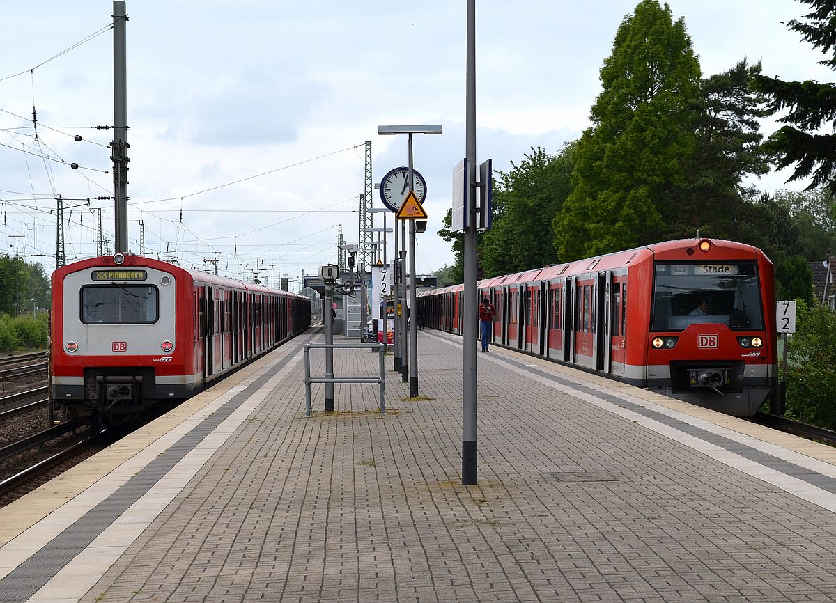 Wegen Bauarbeiten am stadtauswärts führenden Gleis der Hamburger S-Bahnstation  Elbgaustraße  enden hier an diesem Sonntag Züge Richtung  Pinneberg  und fahren wieder zurück. Wer weiter will nach Schleswig Holstein, muss umsteigen - in den Zug links am Bahnsteig. 1.6.2014
