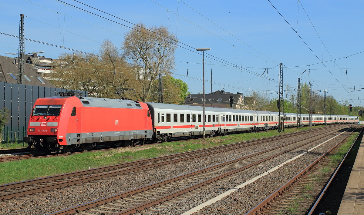 Wegen Bauarbeiten an der Hauptstrecke Düsseldorf und Köln werden die Fernzüge zwischen Düsseldorf-Eller und Köln-Mülheim über die sonst nur von Güterzügen befahrene Verbindung von Mülheim-Speldorf nach Troisdorf umgeleitet. Wegen einer Signalstörung konnten die Züge in Richtung Norden am 18.04.2018 zeitweise nicht das Hauptgleis benutzen, sondern mussten über das Nebengleis fahren, wie hier 101 100-6 mit einem IC.