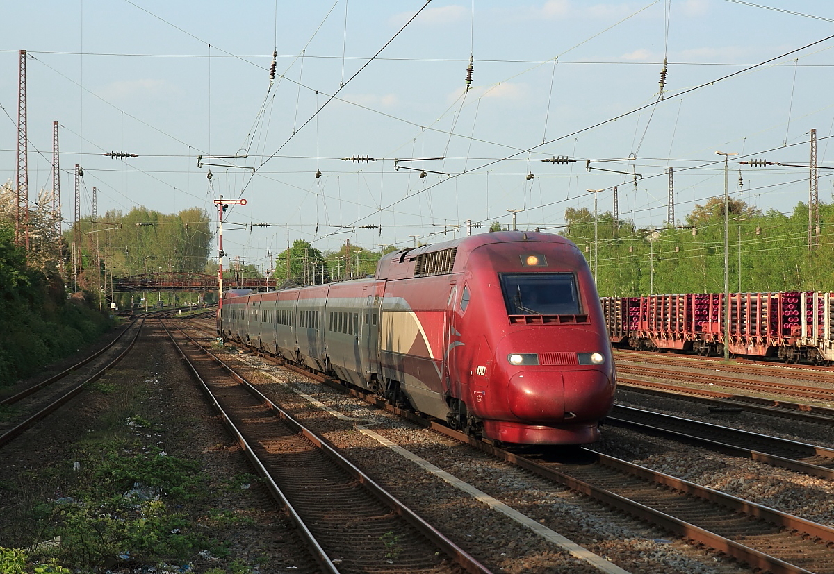 Wegen Bauarbeiten an der Hauptstrecke Düsseldorf und Köln werden die Fernzüge zwischen Düsseldorf-Eller und Köln-Mülheim über die sonst nur von Güterzügen befahrene Verbindung von Mülheim-Speldorf nach Troisdorf umgeleitet. Einige Züge werden bereits in Duisburg auf die Güterzugstrecke umgeleitet und halten nicht in Düsseldorf, hierzu gehören auch die THALYS-Verbindungen. Am Abend des 20.04.2018 durchfährt der THALYS 4343 Düsseldorf-Rath in Richtung Süden.