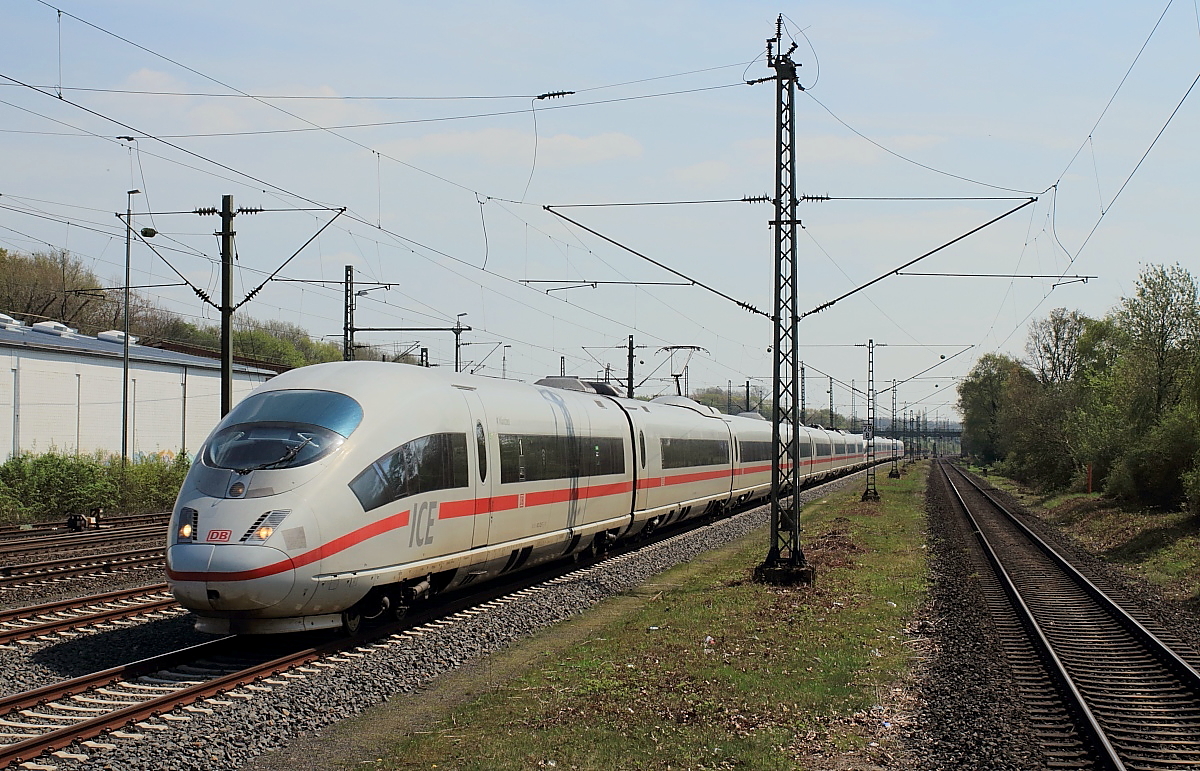 Wegen Bauarbeiten an der Hauptstrecke Düsseldorf und Köln werden die ICE zwischen Düsseldorf-Eller und Köln-Mülheim derzeit über die sonst nur von Güterzügen befahrene Verbindung von Mülheim-Speldorf nach Troisdorf umgeleitet. Am 17.04.2018 durchfährt ein aus Köln kommendes 403-Doppel Düsseldorf-Eller. Während die vom Düsseldorfer Hauptbahnhof in Richtung Süden fahrenden ICE zunächst die S-Bahn-Gleise nutzen und erst in Hilden auf die Güterstrecke geleitet werden, wechseln die in Süd-Nord-Richtung fahrenden Züge kurz vor Düsseldorf-Eller von den Güter- auf die S-Bahn-Gleise.