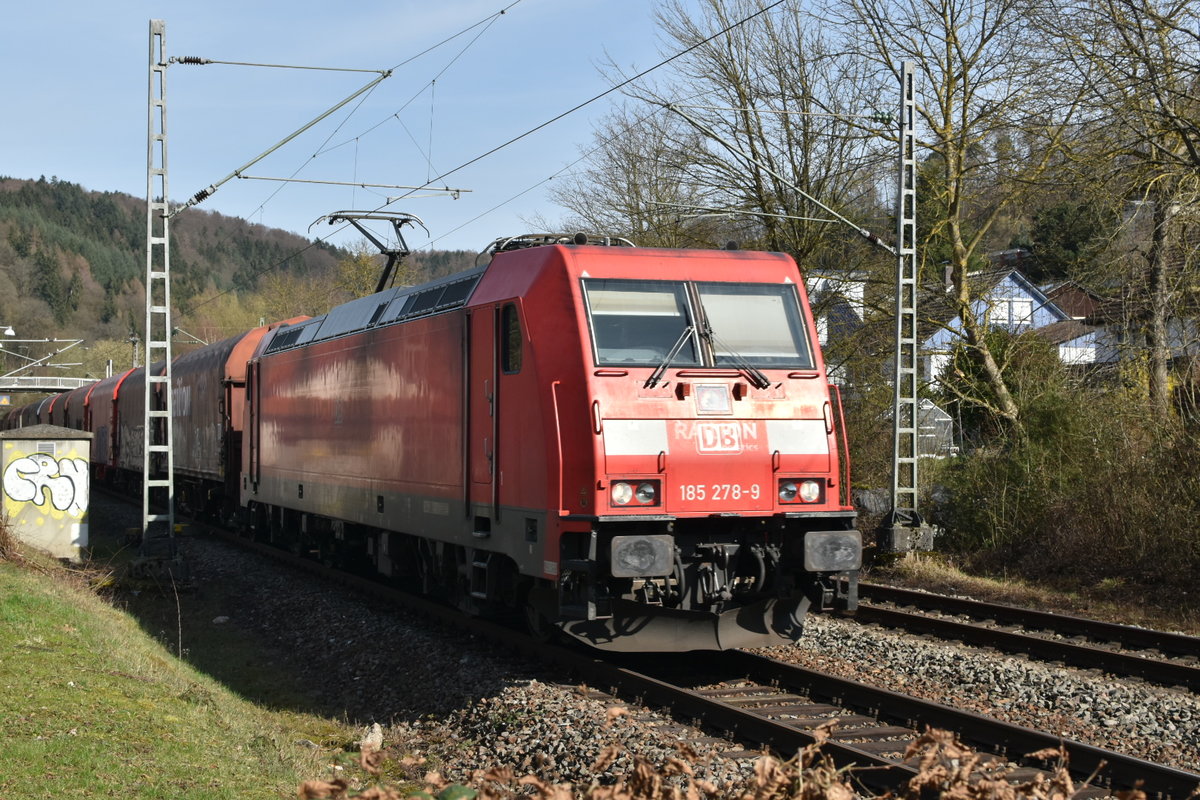 Wegen Bauarbeiten an der Rheintalstrecke werden heute mehrere Güterzüge durch  das Neckartal gen Heilbronn geführt, so wie die 185 278-9 die hier mit einem Mischer in Neckargerach zu sehen. Sonntag den 15.3.2020