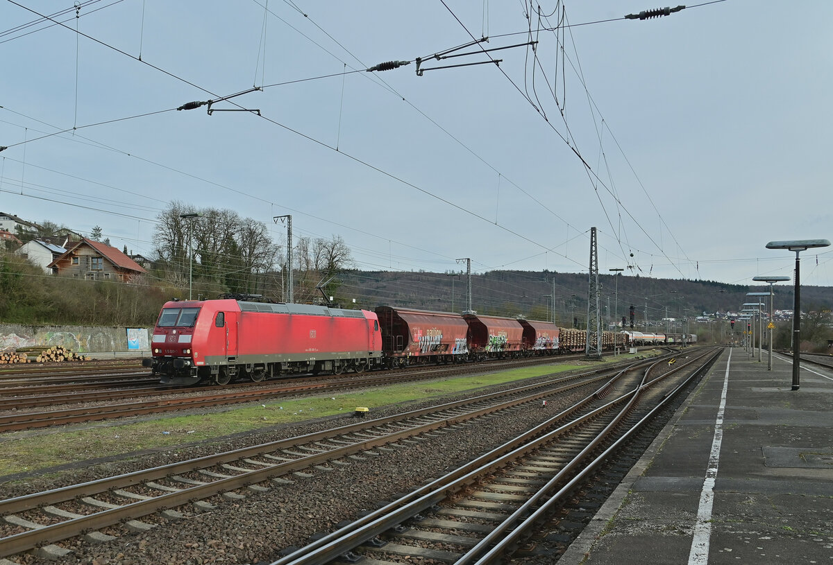 Wegen Bauarbeiten an der Riedbahn und den dadurch bedingten Umleiterverkehr auf der Kbs 650 im IC und ICE Verkehr wurden einige Güterzüge über die Frankenbahn und die Kbs 708 sowie die Neckartalbahn nach Mannheim geleitet, so auch die 185 081-7 von Würzburg nach Mannheim mit ihrem Frachtenzug am späteren Nachmittag des 16.3.2023 in Neckarelz.