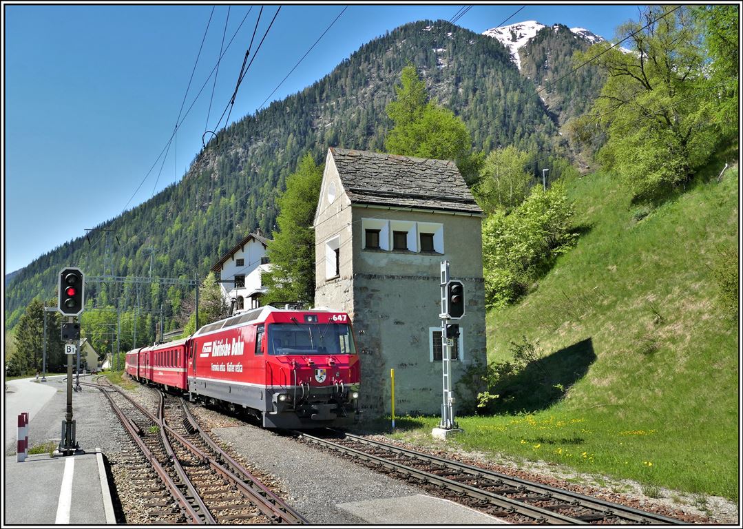 Wegen der Bauarbeiten auf der gesperrten Unterengadiner Linie von Sagliains nach Scuol-Tarasp, wird Susch eine wichtige Umsteigestation zwischen Zug und Bahnersatzbus. RE1332 mit Ge 4/4 III 647  Grüsch . (02.06.2019)