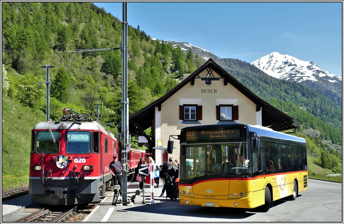 Wegen der Bauarbeiten auf der gesperrten Unterengadiner Linie von Sagliains nach Scuol-Tarasp, wird Susch eine wichtige Umsteigestation zwischen Zug und Bahnersatzbus. RE1329 mit Ge 4/4 II 626  Malans  und Bahnersatzbus nach Scuol-Tarasp. (02.06.2019)