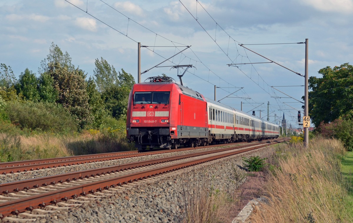Wegen Bauarbeiten auf der Strecke Halle(S)-Magdeburg wurden einige IC in Richtung Magdeburg ab Leipzig über Dessau umgeleitet. Hier zieht 101 048 den IC 2444 nach Köln durch Greppin in Richtung Dessau.