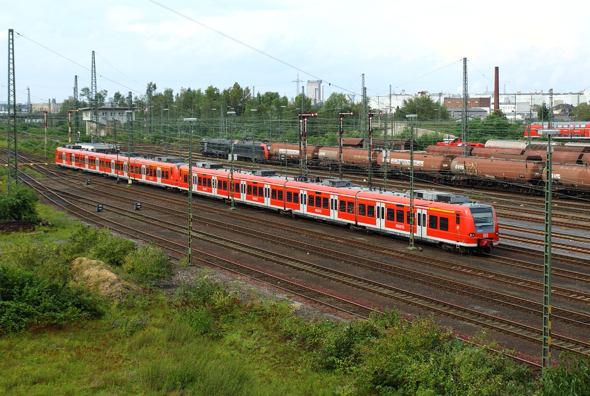 Wegen Bauarbeiten auf der Strecke Krefeld-Mönchengladbach wurde der RE 11 während der Sommerferien in Nordrhein-Westfalen über Neuss umgeleitet. Die Züge verkehrten ohne Halt zwischen Duisburg und Mönchengladbach und fuhren in Neuss durch den Güterbahnhof vorbei am Hauptbahnhof, wie hier eine 425-Doppeltraktion am 16.08.2014. An dieser Stelle ein Dank an Hermann-Josef Weirich und Andreas Strobel für ihre Hinweise, sonst hätte ich diese interessante Betriebssituation verpennt.