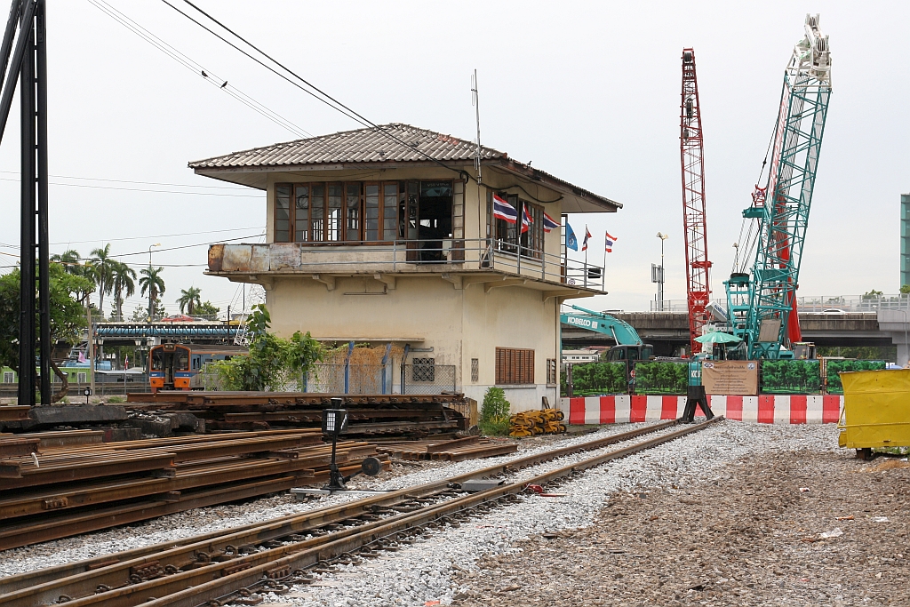 Wegen der Bauarbeiten für den westlichen Teil (Thailand Cultural Centre - Bang Khun Non, 13,4 Km) der MRT Orange Line (Yaek Rom Klao - Bang Khun Non, 35,9 Km) mussten im östlichem Bereich der Thon Buri Station umfangreiche Änderungen an der Gleisgeometrie vorgenommen werden. - Östlich des Stellwerk wurden die Gleise teilweise entfernt und eine sehr knapp bemessene Wendemöglichkeit für Lokomotiven geschaffen. - Bild vom 28.Mai 2025.