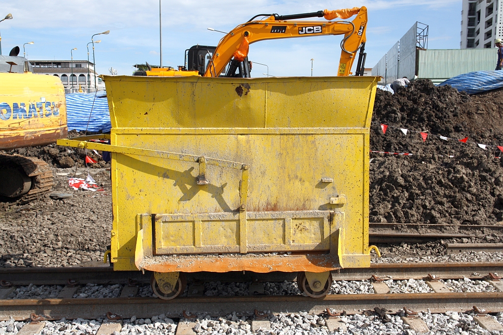 Wegen der Bauarbeiten für den westlichen Teil (Thailand Cultural Centre - Bang Khun Non, 13,4 Km) der MRT Orange Line (Yaek Rom Klao - Bang Khun Non, 35,9 Km) mussten im östlichem Bereich der Thon Buri Station umfangreiche Änderungen an der Gleisgeometrie vorgenommen werden. - Östlich des Stellwerk wurden die Gleise teilweise entfernt und neu trassiert. Dabei werden auch solche, vermutlich Eigenbau Schüttgutwagen verwendet. - Bild vom 28.Mai 2025.
