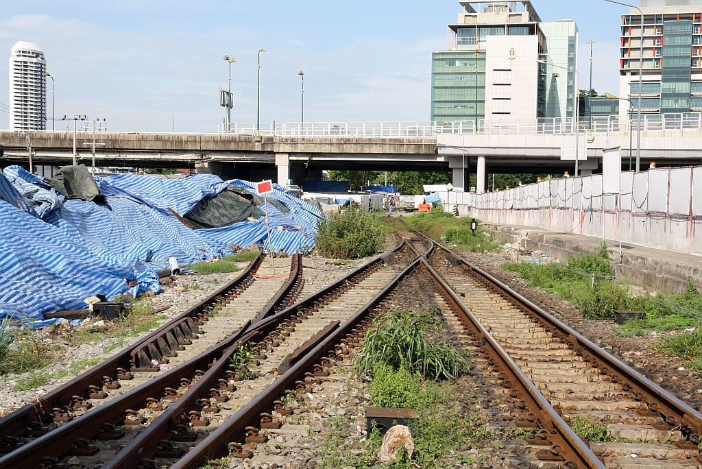 Wegen der Bauarbeiten für den westlichen Teil (Thailand Cultural Centre - Bang Khun Non, 13,4 Km) der MRT Orange Line (Yaek Rom Klao - Bang Khun Non, 35,9 Km) mussten im östlichem Bereich der Thon Buri Station umfangreiche Änderungen an der Gleisgeometrie vorgenommen werden. - Im Bild vom 28.Mai 2025 ein nunmehr isolierter Gleisbereich östlich des Stellwerks.