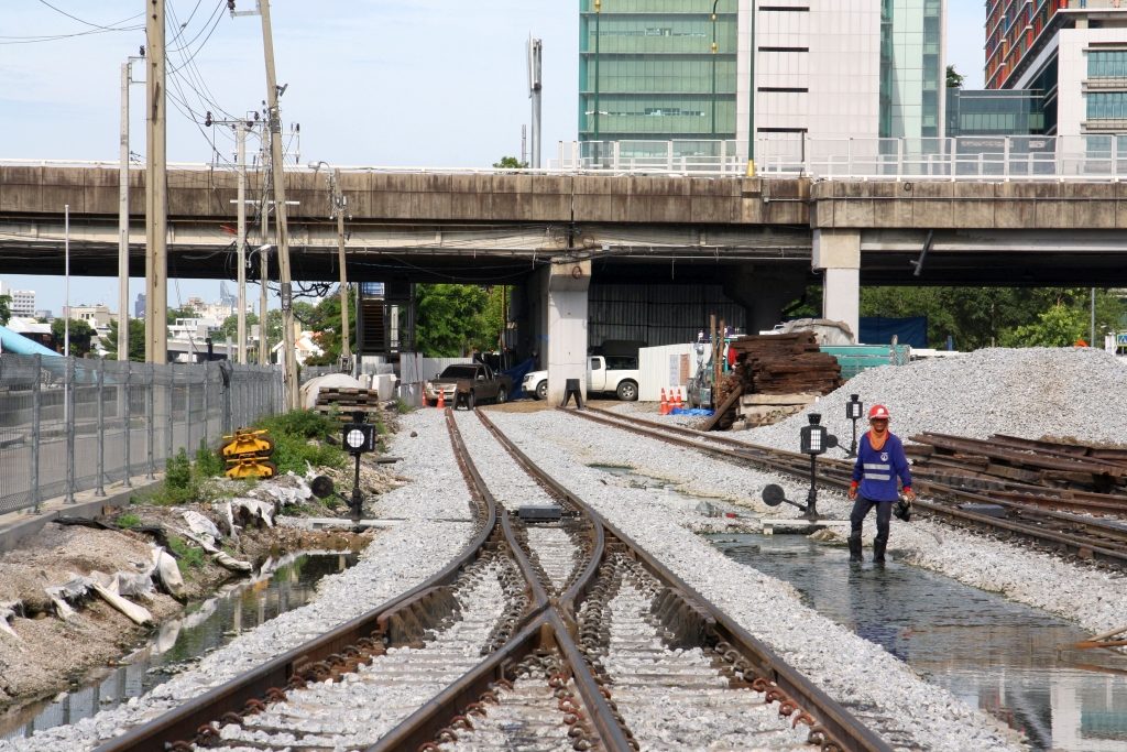 Wegen der Bauarbeiten für den westlichen Teil (Thailand Cultural Centre - Bang Khun Non, 13,4 Km) der MRT Orange Line (Yaek Rom Klao - Bang Khun Non, 35,9 Km) mussten im östlichem Bereich der Thon Buri Station und auch im Depot umfangreiche Änderungen an der Gleisgeometrie vorgenommen werden. - Im Bild vom 28.Mai 2025 der neu gestaltete östliche Gleisbereich des Depot Thon Buri.