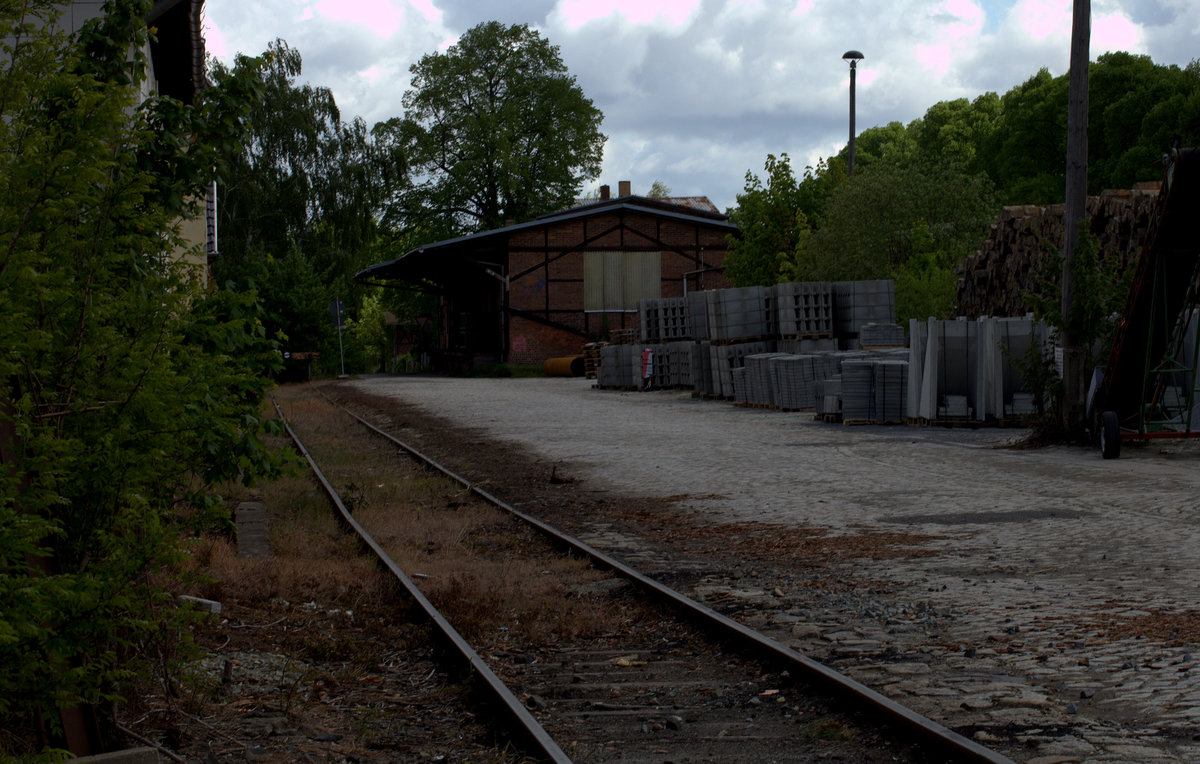 Wegen Bauarbeiten immer noch genutzt, ein Gleis zum alten Güterschuppen in Ruhland.
16.05.2016  11:02 Uhr.