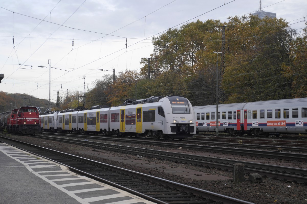 Wegen Bauarbeiten können an den November-Wochenenden keine Züge der Fahrtrichtung Köln - Bonn in Köln West halten. Sie passieren den Bahnhof auf einem Gütergleis. Im Bild 460 009 und ein zweiter Desiro-ML der TransRegio Mittelrheinbahn als MRB 26 nach Mainz (9.11.14). Links ein von zwei HGK-272 gezogener Kesselwagenzug, rechts abgestellte Wagen des HKX.