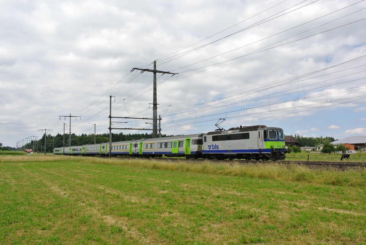 Wegen Bauarbeiten in Langnau i. E. verkehren zurzeit Busse. Da ein EWIII Pendel in der Region Luzern einen defekt erlitten hat, musste er ins Depot nach Bern überführt werden. Wegen den Bauarbeiten verkehrte der Pendel via Zofingen-Langenthal-Burgdorf-Bern. Da somit nun ein Pendel in Luzern fehlt wurde in der Gegenrichtung, auch via Langenthal-Zofingen, ein anderer EWIII Pendel überführt. Re 420 501-9 bei Lyssach, 15.06.2014.