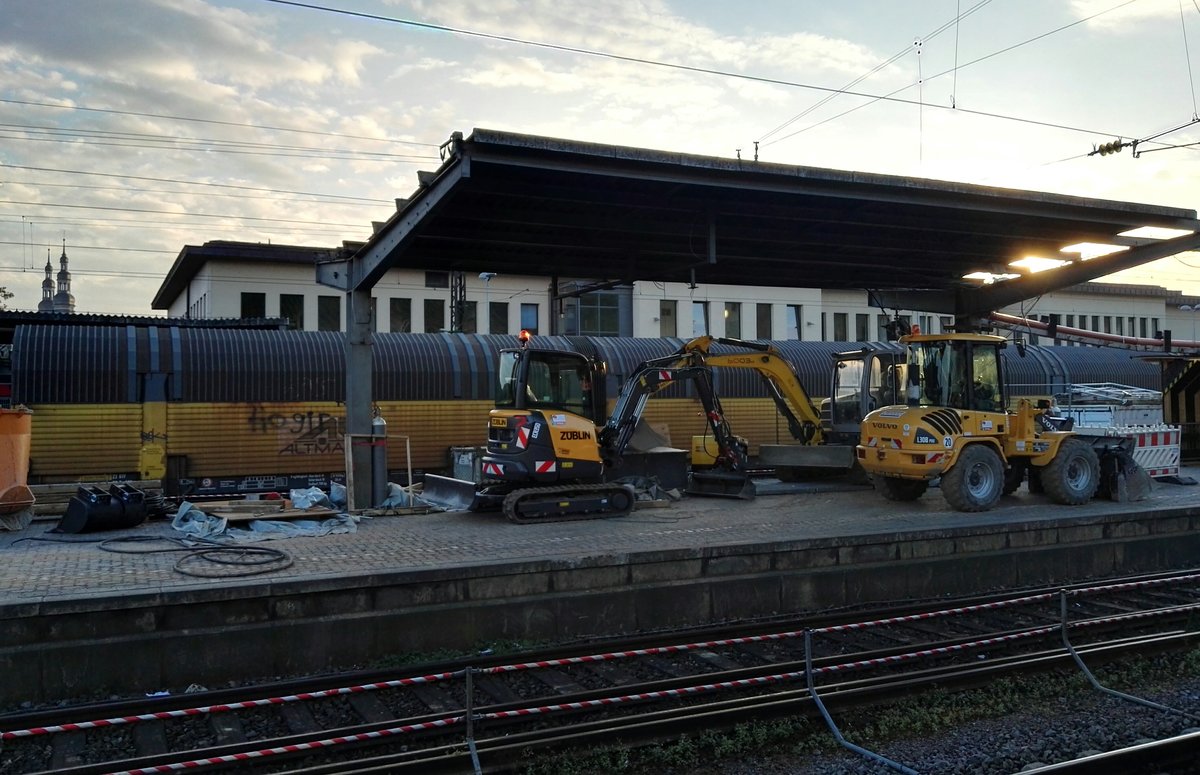 Wegen Bauarbeiten sieht man an einem Bahnsteig von Würzburg mehr Baufahrzeuge als Fahrgäste und Züge. 23.10.2016