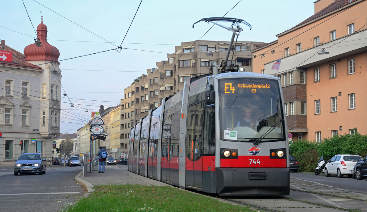 Wegen Bauarbeiten war die U4 zwischen Schottenring - Heiligenstadt am 4+5 Oktober 2014 komplett gesperrt, als Ersatz für die Straßenbahnlinie E4 von Schwedenplatz nach Nußdorf mit ULF B1 & E2+c5 aus den Referat Mitte (HLS/GTL). 

ULF B1 744 als Linie E4 Ri. Schwedenplatz U bei der Haltestelle Grinzinger Straße, 04.10.2014