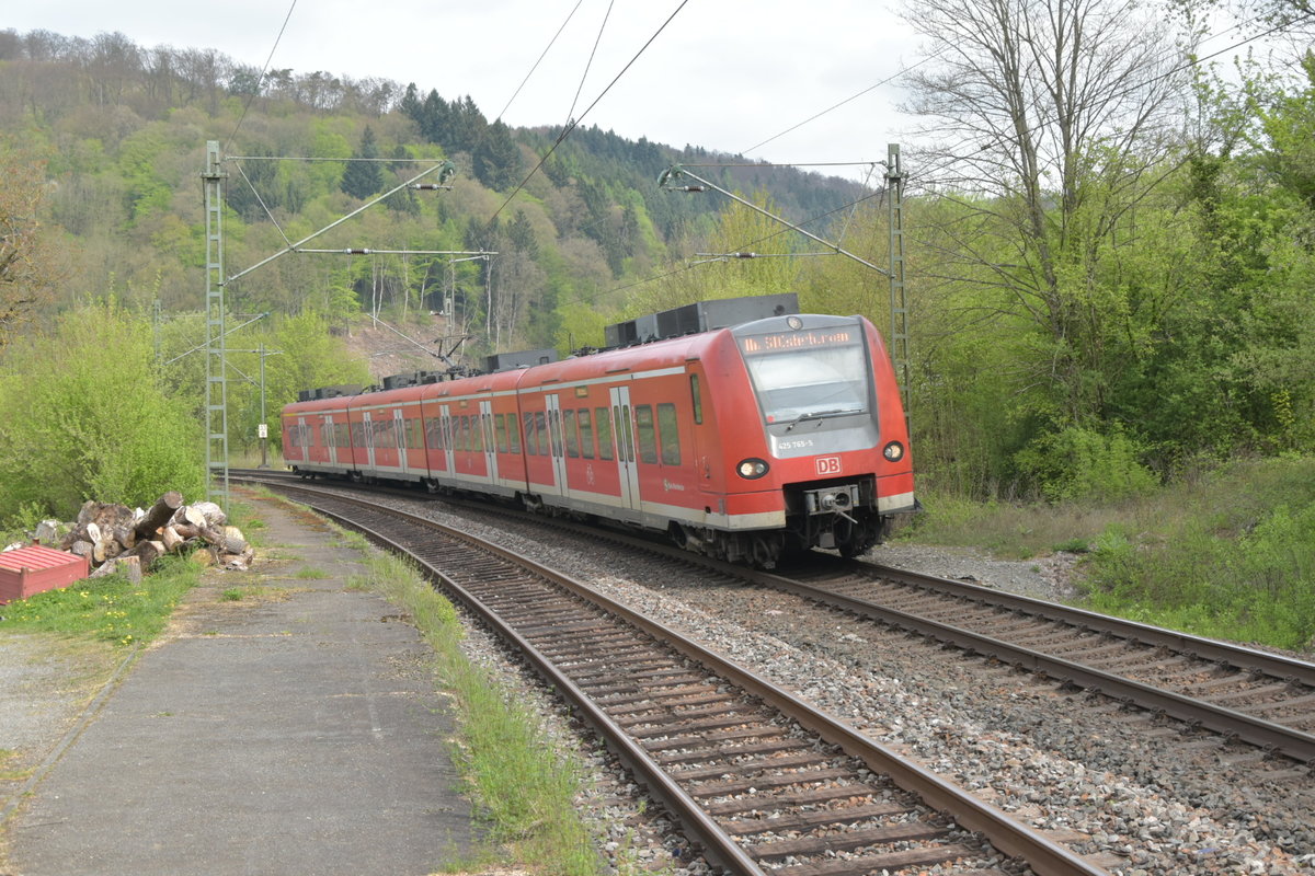 Wegen Bauarbeiten zwischen Binau und Neckarelz fahren alle Züge durch Neckargerach auf Gleis Zwei. Hier ist der 425 765 bei der Einfahrt zu sehen.  15.4.2017