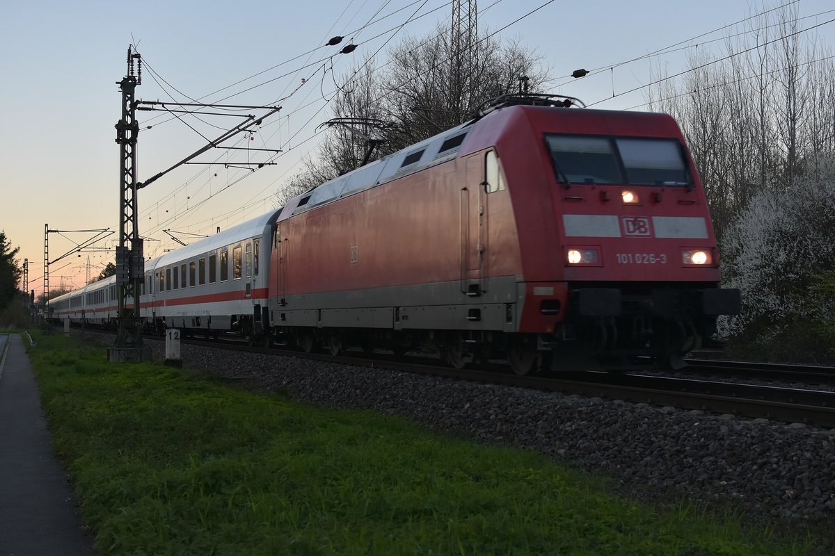 Wegen Bauarbeiten zwischen Duisburg Hbf und Dusseldorf Hbf werden einige Züge bei hohem Verkehrsaufkommen über die Güterstrecke nach und von Düsseldorf umgeleitet.
So wie am Abend des 27.3.2017 die 101 026-3 mit einem IC. Lintorf 27.3.2017