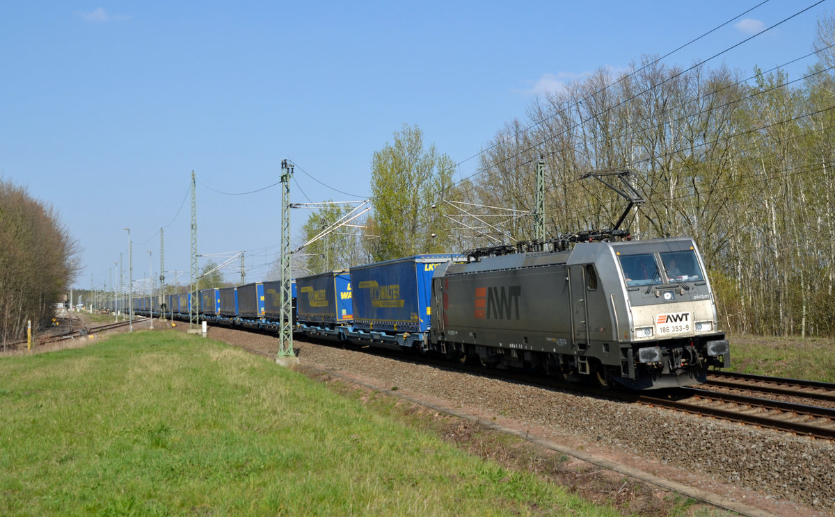 Wegen Bauarbeiten zwischen Rodleben und Magdeburg wurden einzelne Züge am 08.04.19 über Muldenstein umgeleitet. Hier rollt 186 353 der AWT mit einem LKW-Walther-KLV durch Muldenstein Richtung Bitterfeld.