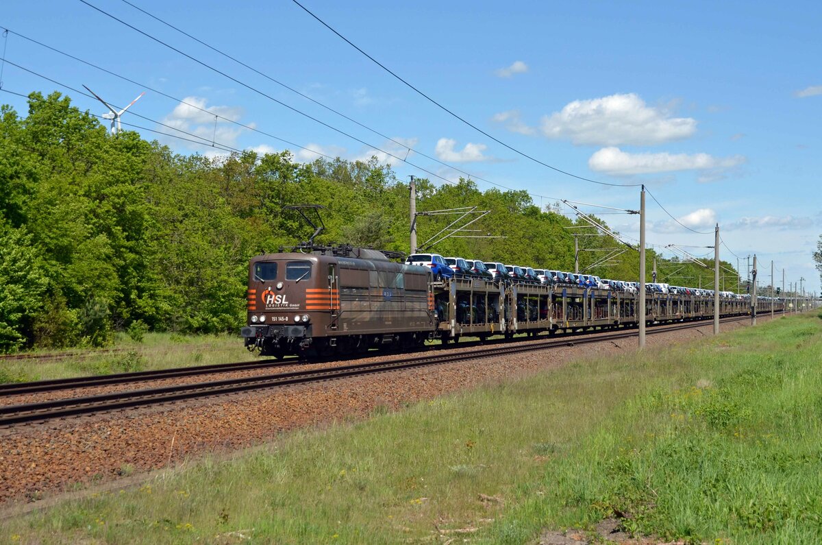 Wegen Bauarbeiten zwischen Torgau und Eilenburg führte 151 145 der HSL ihren BLG-Autozug aus Falkenberg(E) kommend am 24.5.21 durch Burgkemnitz Richtung Bitterfeld.