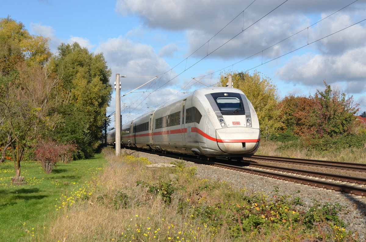 Wegen Bauarbeiten zwischen Wittenberg und Berlin wird der komplette Fernverkehr dieser Linien über Dessau umgeleitet. Hier passiert ICE 507 am 11.10.20 Greppin und wird gleich Bitterfeld erreichen.