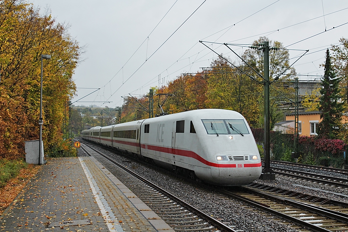 Wegen Bauartbeiten im Ulmer Hauptbahnhof (Anbindung der Neubaustrecke Stuttgart - Ulm an die Fernbahngleise) werden die ICE vom 25.10. bis 09.11.2018 zwischen Stuttgart und Augsburg über Aalen und Donauwörth umgeleitet. Am 28.10.2018 durchfährt ein umgeleiteter ICE 1 den S-Bahnhof Stuttgart Nürnberger Straße.