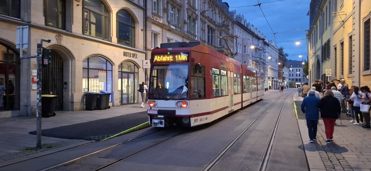 Wegen der  Bauma�nahme Stadtparkdreieck  in Erfurt ist der Stra�enbahnbetrieb ab dem Hauptbahnhof Richtung Erfurt S�d vom 06.07. bis 16.08.2026 unterbrochen. Um dennoch vom Anger zum Hauptbahnhof zukommen hat die EVAG eine Pendelverkehr eingerichtet, der vom Anger aus als Flaschfahrer bis zum Hbf und dann wieder zur�ck zum Anger verkehrt. Zum Einsatz kommen Zweirichtungsfahrzeuge vom Typ MGT6D. Am 07.07.2026 pendelte EVAG 601.