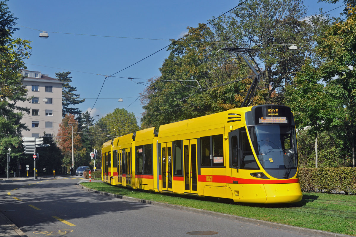 Wegen der Baustelle am Steinenberg, muss die Linie 10 bereits am Aeschenplatz wenden. Hier fährt der Be 6/10 Tango 189 zur Haltestelle Grosspeterstrasse. Die Aufnahme stammt vom 27.09.2017.