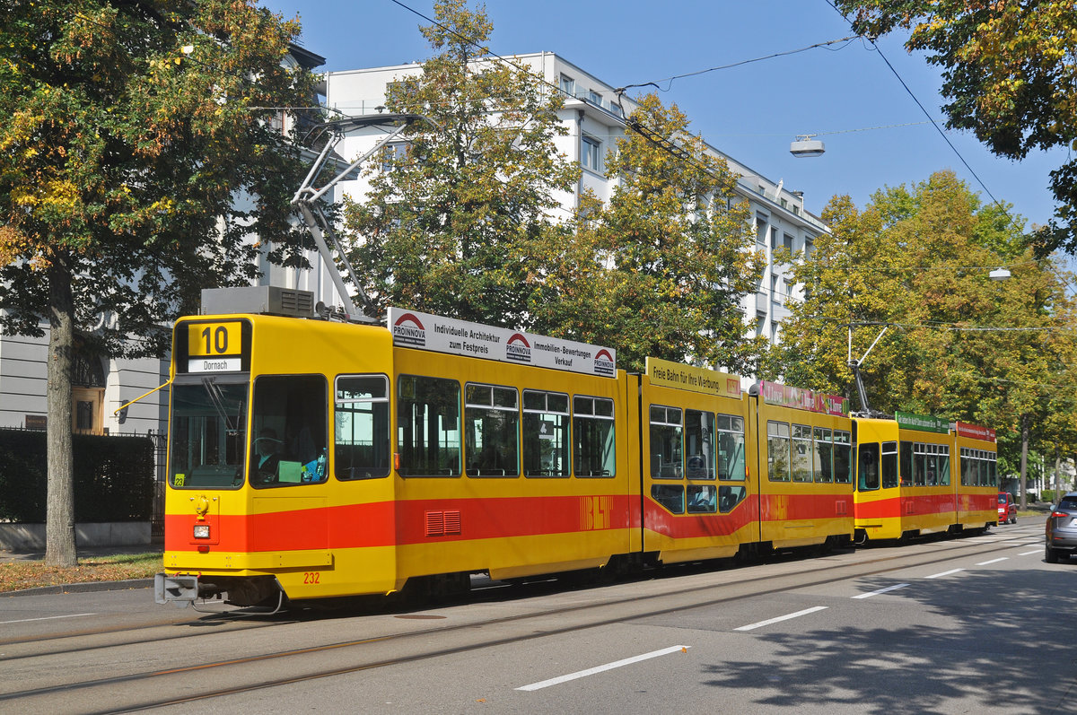 Wegen der Baustelle am Steinenberg, muss die Linie 10 bereits am Aeschenplatz wenden. Hier fährt die Doppeltraktion, mit dem Be 4/8 232 zusammen mit dem Be 4/6 214 zur Haltestelle Denkmal. Die Aufnahme stammt vom 23.09.2017.