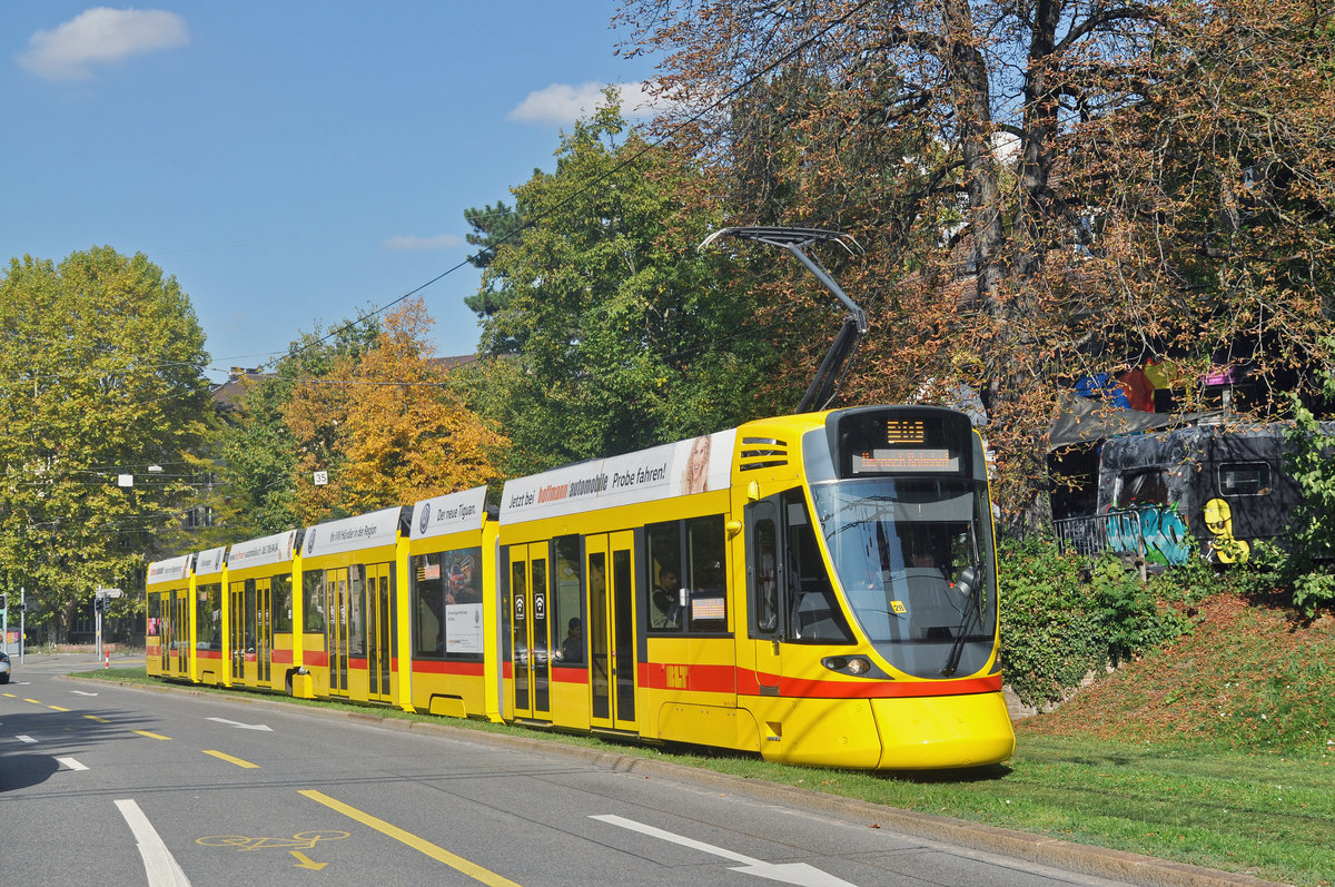 Wegen der Baustelle am Steinenberg muss die Linie 10 bereits am Aeschenplatz wenden. Hier fährt der Be 6/10 Tango 176, zur Haltestelle Grosspeterstrasse. Die Aufnahme stammt vom 27.09.2017.