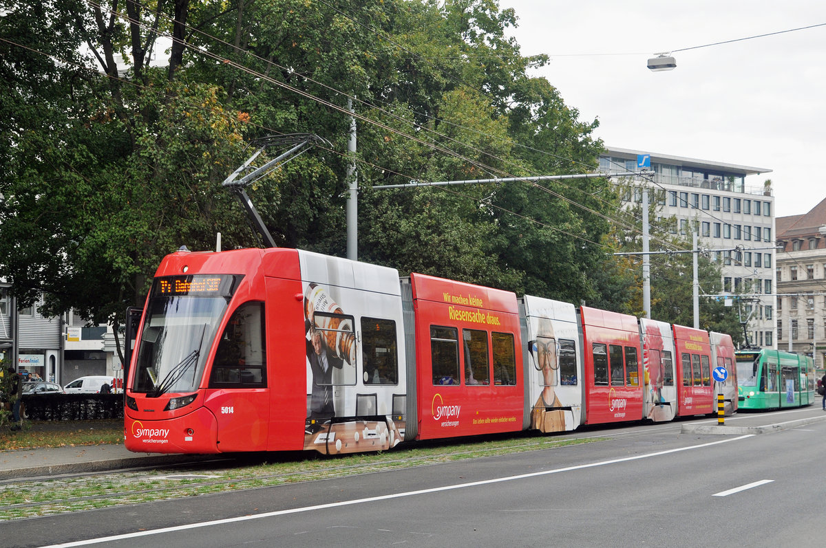 Wegen der Baustelle am Steinenberg muss die Linie 14 über den Bahnhof SBB umgeleitet werden. Hier wartet der Be 6/8 Flexity 5014, mit der Sympany Werbung, an der Haltestelle Aeschenplatz. Die Aufnahme stammt vom 26.09.2017.