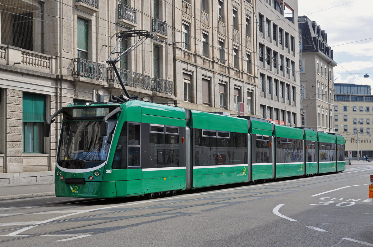 Wegen der Baustelle am Steinenberg muss die Linie 6 über den Bahnhof SBB umgeleitet werden. Hier fährt der Be 6/8 Combino 303 zur Haltestelle Markthalle. Die Aufnahme stammt vom 16.09.2017.