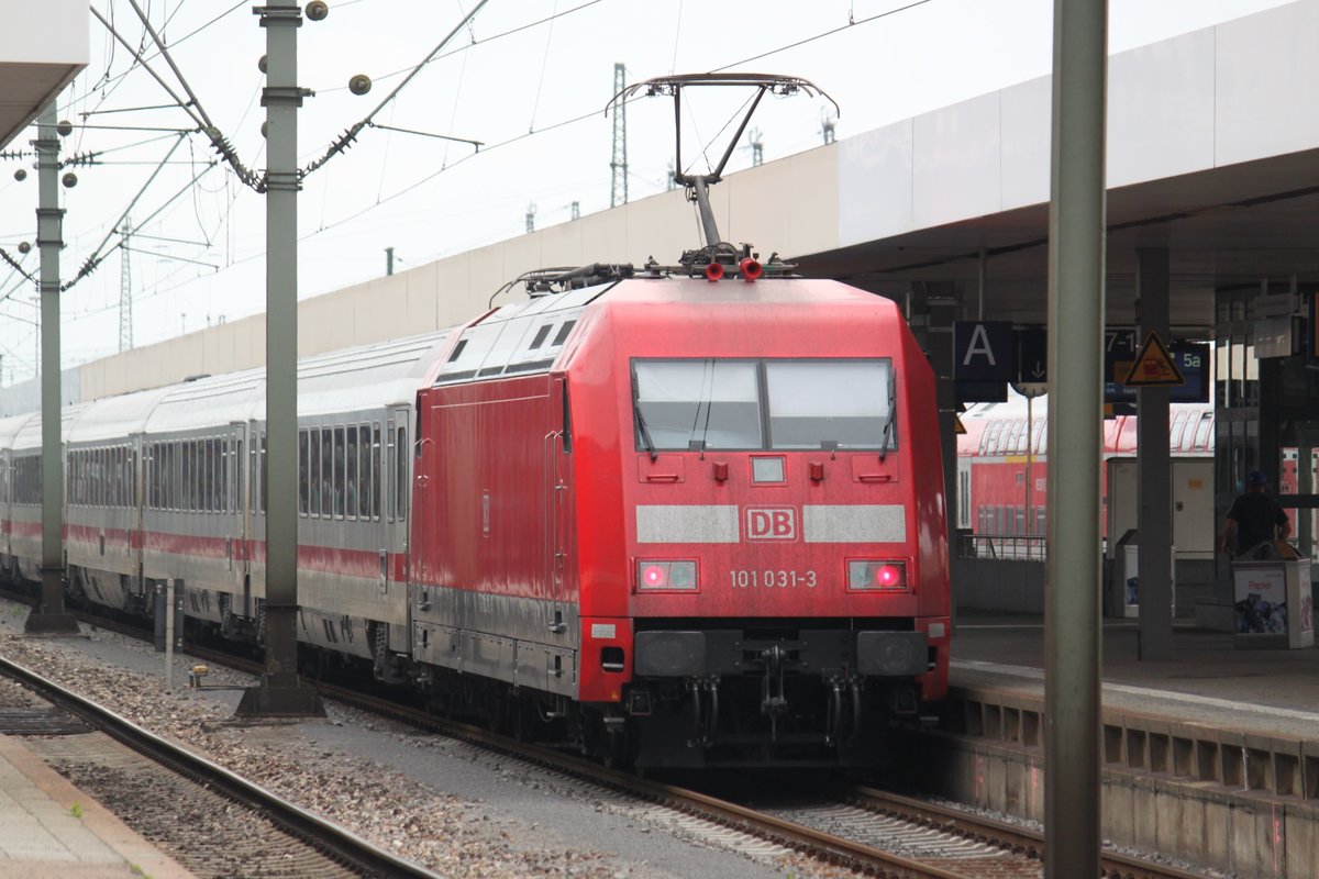 Wegen der Baustelle bzw.Streckensperrung bei Heidelberg werden fast alle ICs und ECs über Mannheim umgeleitet. So auch EC219 nach München am 05.06.2017 hier in Mannheim Hauptbahnhof.