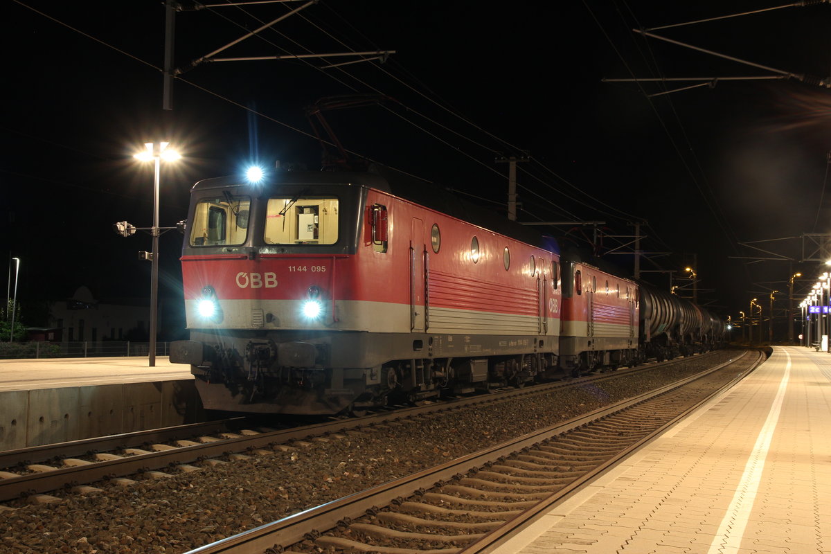 Wegen einer Baustelle in Ternitz ist der  Puntigamer Ölzug  RID57709 von Stadlau nach Graz Vbf bespannt mit 1144 095 und 1144 204 in Neunkichen zum stehen gekommen und wartet spät in der Nacht des 1.7.2020 auf die Weiterfahrt.