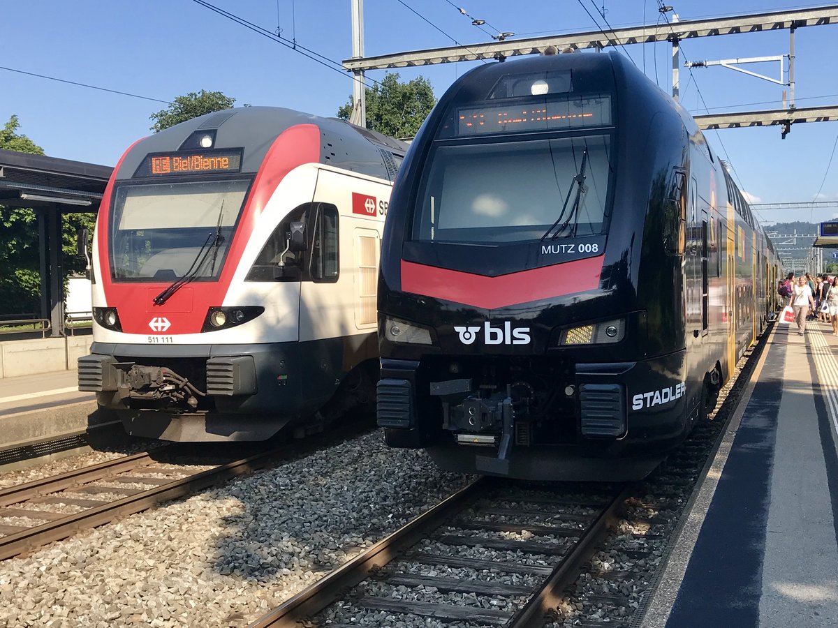 Wegen einer Baustelle zwischen Zollikofen und Münchenbuchsee hatte man am 7.7.18 in Münchenbuchsee die Wahl mit dem RABe 511 111 als RE oder mit dem neuen Werbezug Mutz 008 als S3 nach Biel zu kommen.