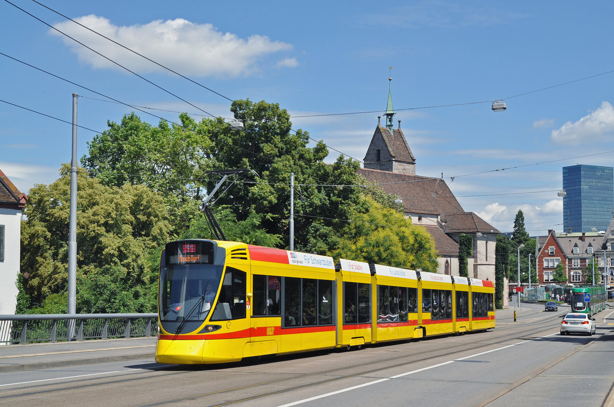 Wegen einer Baustellen bedingten Innerstadt Sperrung wird die Linie 11 über die Wettsteinbrücke umgeleitet. Hier fährt der Be 6/10 Tango 163 zur Haltestelle Kunstmuseum. Die Aufnahme stammt vom 09.07.2016.