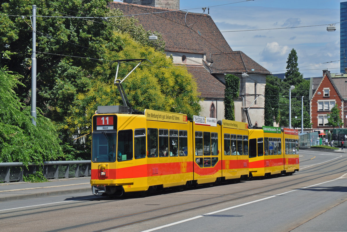 Wegen einer Baustellen bedingten Innerstadt Sperrung wird die Linie 11 über die Wettsteinbrücke umgeleitet. Hier fährt die Doppeltraktion mit dem Be 4/8 240, zusammen mit dem Be 4/6 214 zur Haltestelle Kunstmuseum. Die Aufnahme stammt vom 09.07.2016.